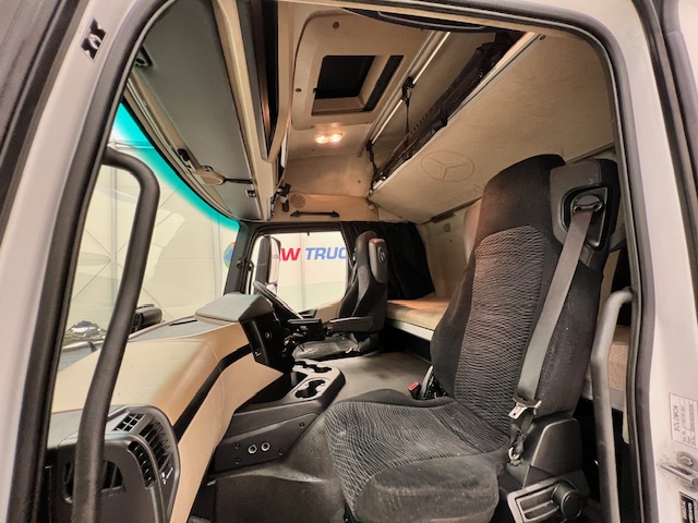 Mercedes Actros 1824 4×2 Sleeper Cab Fridge Box