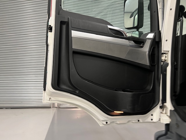 MAN TGM 18.250 4×2 Sleeper Cab Curtainsider