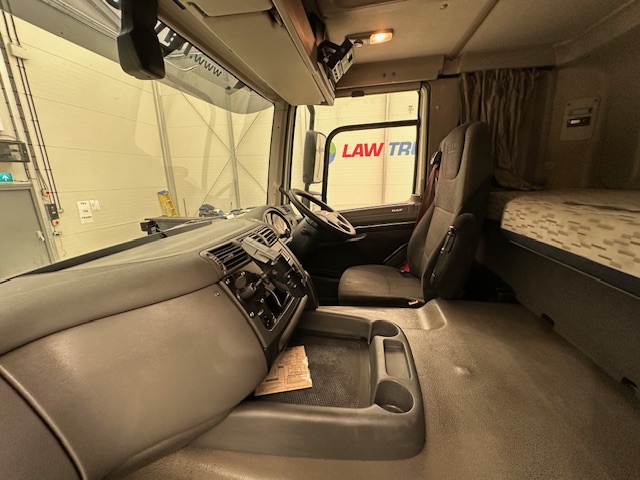DAF CF 370 6×2 Sleeper Cab Fridge Box