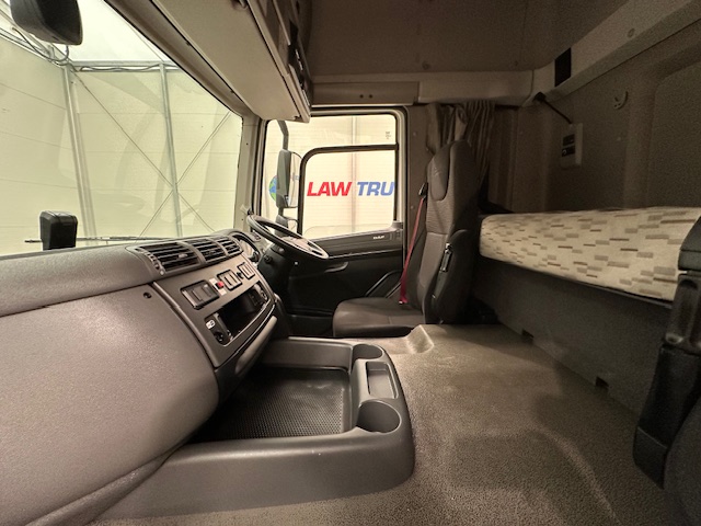 DAF CF 330 6×2 Rear Lift Sleeper Cab Curtainsider