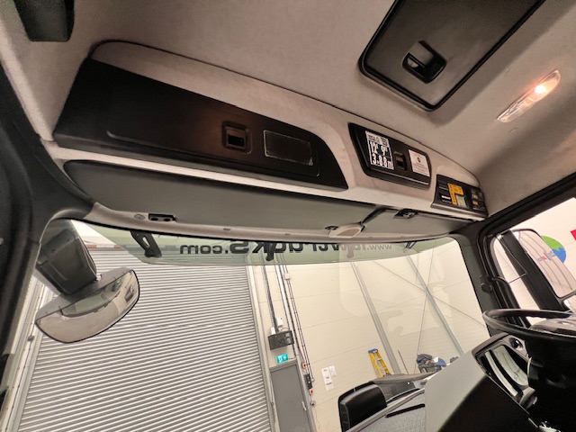 Mercedes Actros 2532 6×2 Rear Lift Day Cab Fridge Box