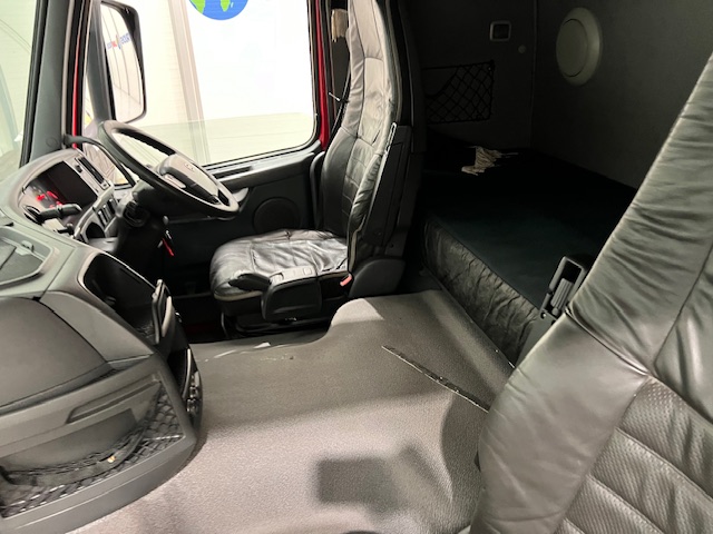 Volvo FM 450 6×2 Sleeper Cab Curtainsider
