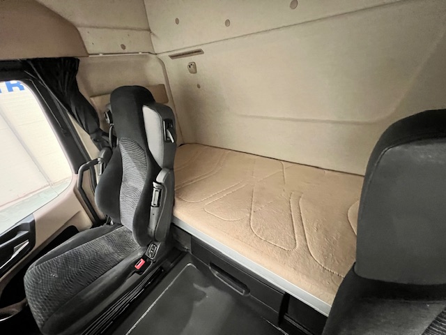 Mercedes Actros 2536 6×2 Sleeper Cab Curtainsider