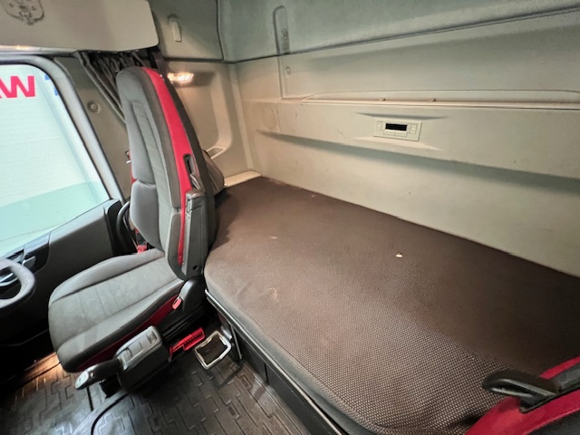 Volvo FH 460 6×2 Midlift Tractor Unit