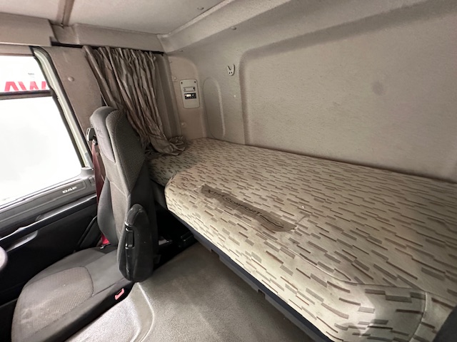 DAF CF 370 6×2 Sleeper Cab Fridge Box