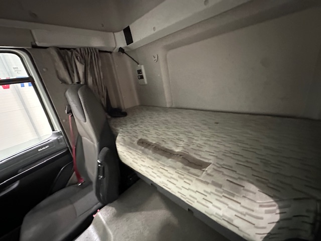 DAF CF 330 6×2 Rear Lift Sleeper Cab Curtainsider