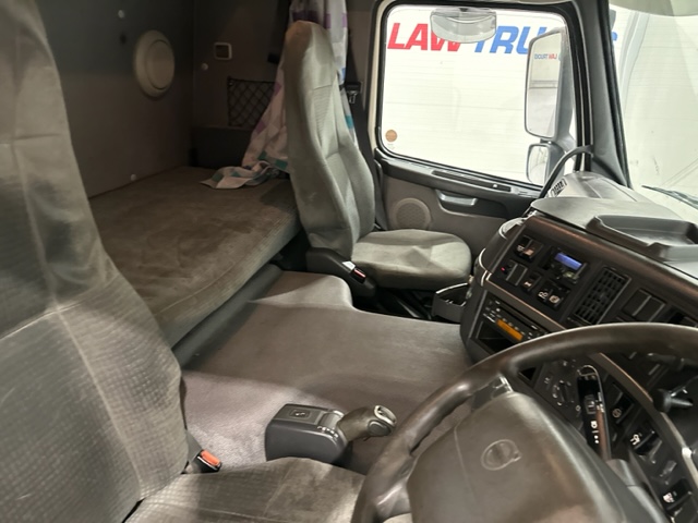 Volvo FM 300 6×2 Sleeper Cab Curtainsider