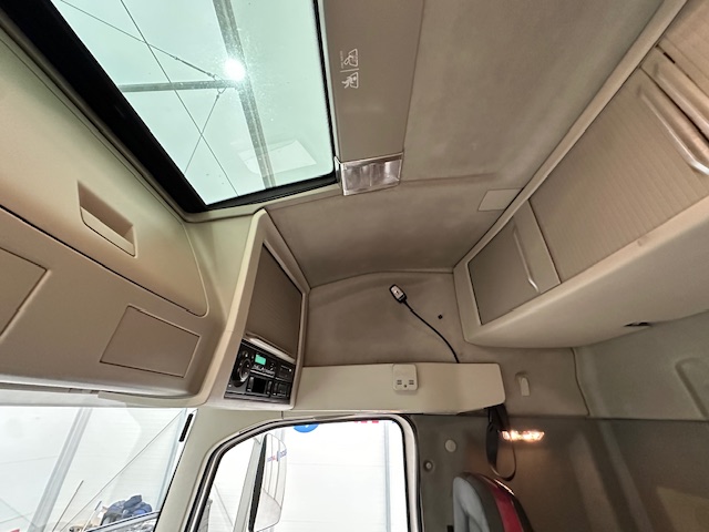 Volvo FH 500 Euro 5 6×2 Tractor Unit Safari Edition