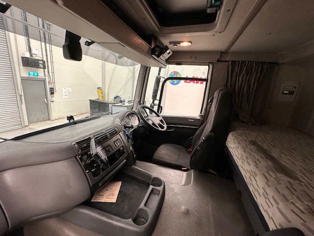 DAF CF 370 6×2 Sleeper Cab Fridge Box
