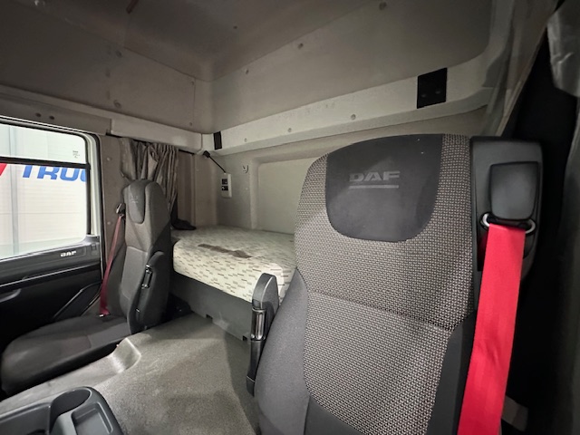 DAF CF 330 6×2 Rear Lift Sleeper Cab Curtainsider