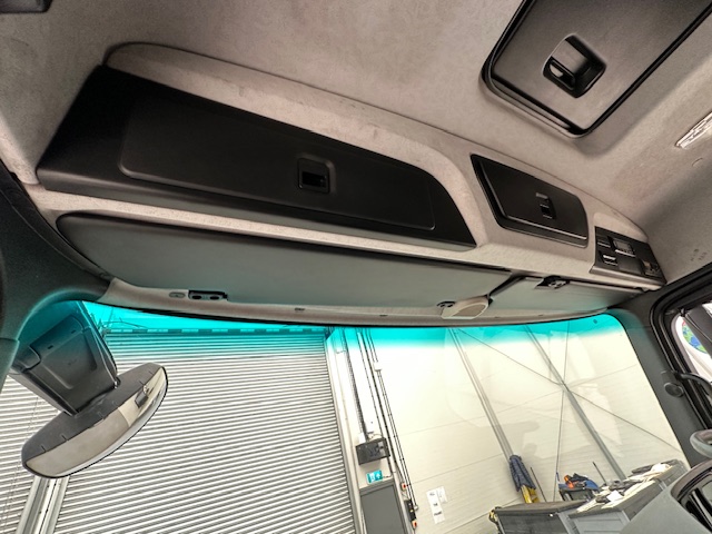 Mercedes Antos 2532 6×2 Rear Lift Day Cab Fridge Box