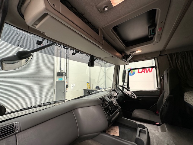 DAF CF 370 6×2 Sleeper Cab Fridge Box