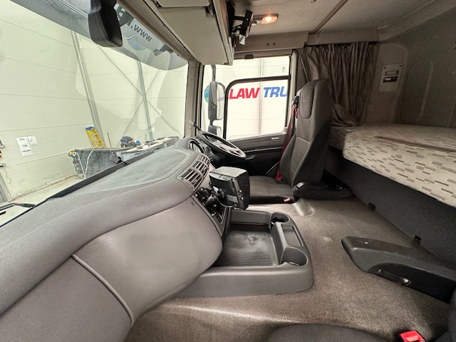DAF CF 370 6×2 Sleeper Cab Fridge Box