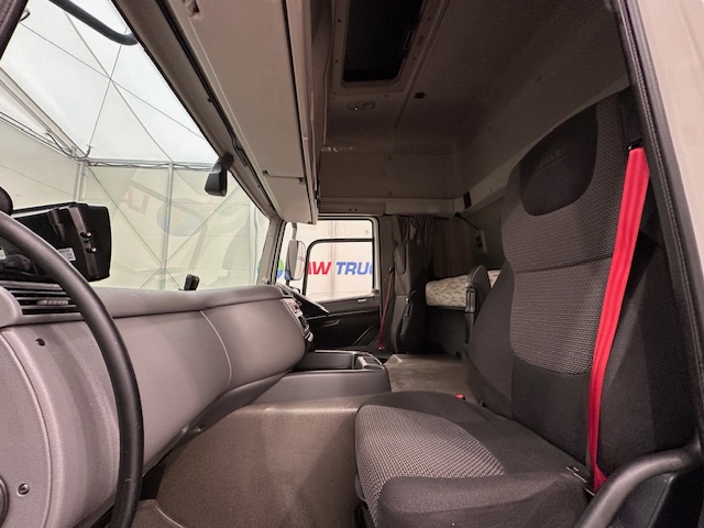 DAF CF 330 6×2 Rear Lift Sleeper Cab Curtainsider