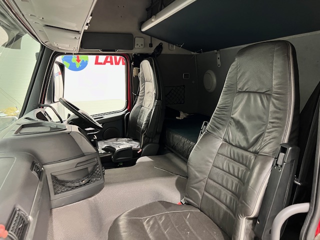 Volvo FM 450 6×2 Sleeper Cab Curtainsider