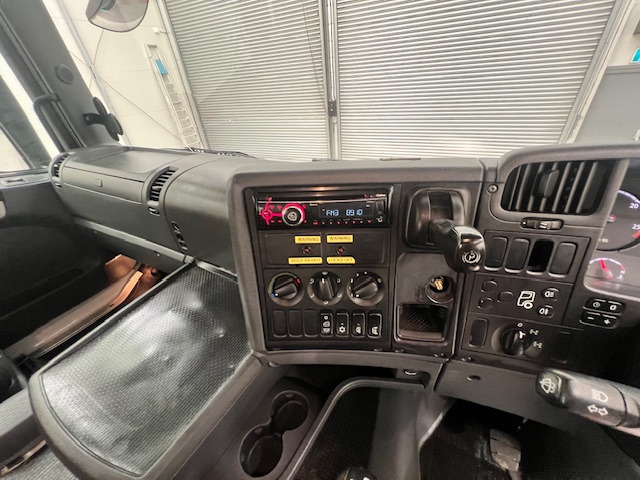 Scania G410 8×4 Rest Cab Hookloader Drawbar