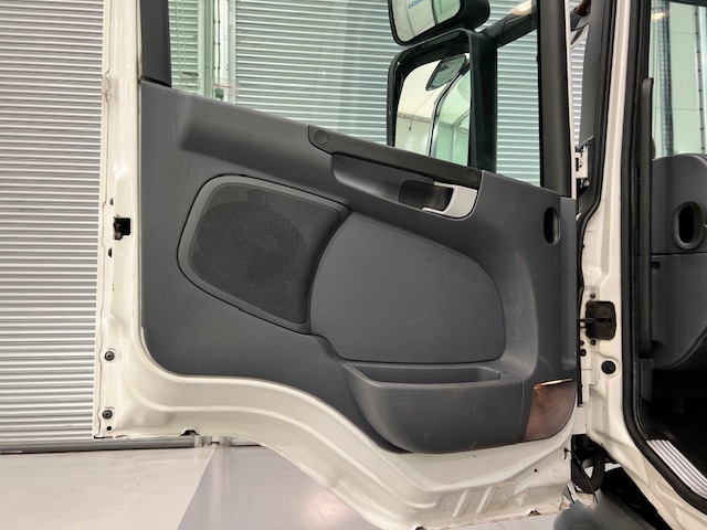 Scania P280 6×2 Rear Lift Day Cab Fridge Box