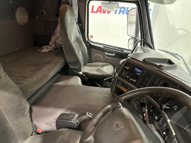 Volvo FM 300 6×2 Sleeper Cab Curtainsider