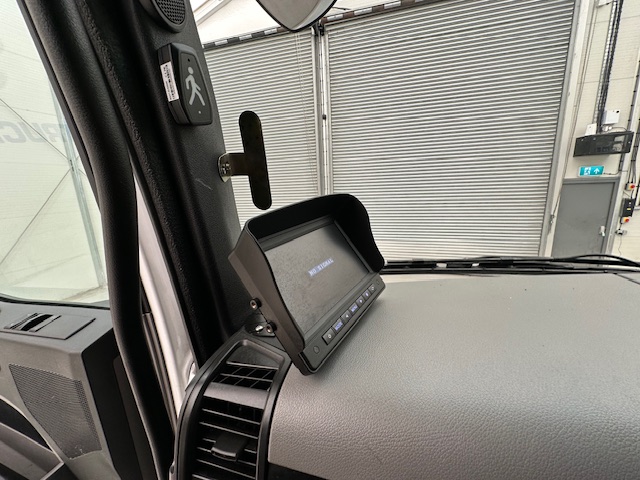 Mercedes Antos 2532 6×2 Rear Lift Day Cab Fridge Box