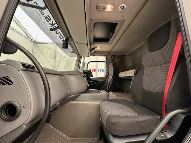 DAF CF 370 6×2 Sleeper Cab Fridge Box