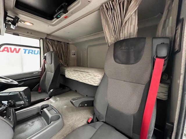 DAF CF 370 6×2 Sleeper Cab Fridge Box