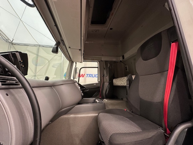 DAF CF 330 6×2 Rear Lift Sleeper Cab Curtainsider