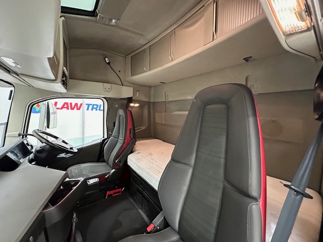 Volvo FH 500 Euro 5 6×2 Tractor Unit Safari Edition