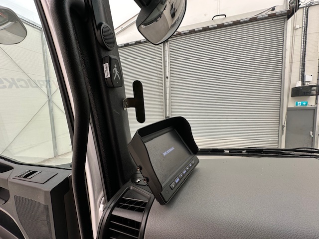 Mercedes Antos 2532 6×2 Rear Lift Day Cab Fridge Box