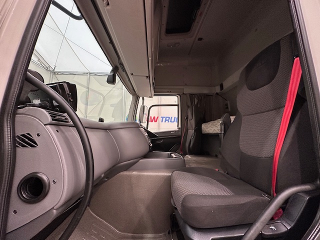 DAF CF 330 6×2 Rear Lift Sleeper Cab Curtainsider