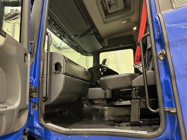 Scania R420 6×2 Rear Lift Brick Grab Drawbar