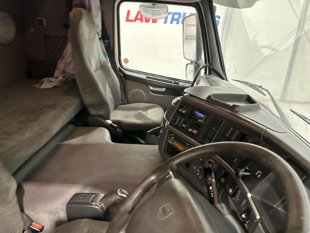 Volvo FM 300 6×2 Sleeper Cab Curtainsider