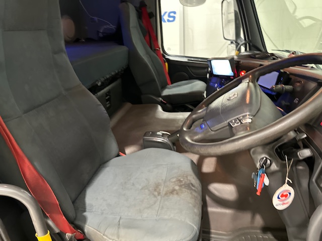 Volvo FM 450 Dropside Brick Grab Drawbar