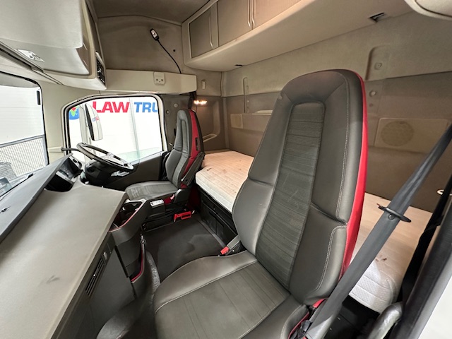 Volvo FH 500 Euro 5 6×2 Tractor Unit Safari Edition