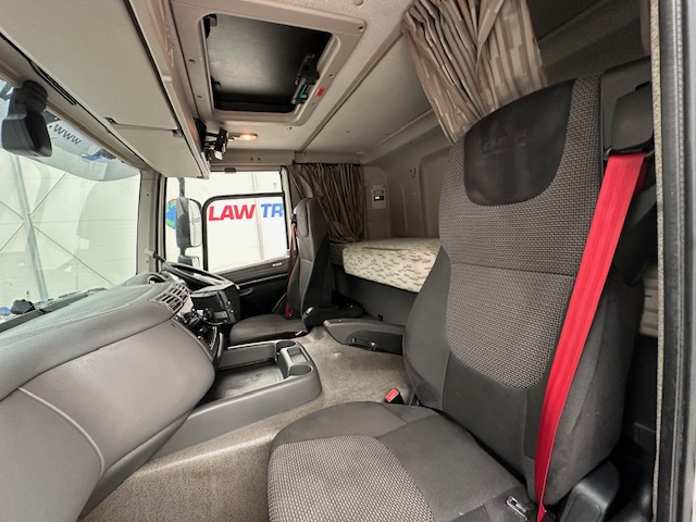 DAF CF 370 6×2 Sleeper Cab Fridge Box