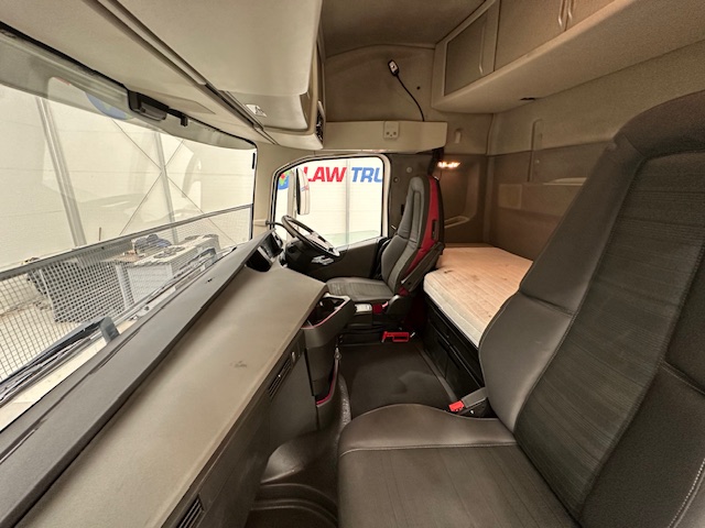 Volvo FH 500 Euro 5 6×2 Tractor Unit Safari Edition
