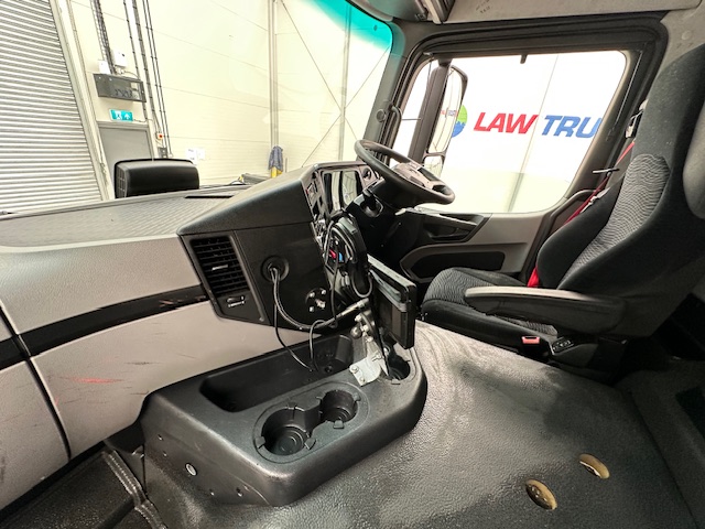 Mercedes Antos 2532 6×2 Rear Lift Day Cab Fridge Box