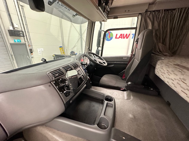 DAF CF 370 6×2 Sleeper Cab Fridge Box