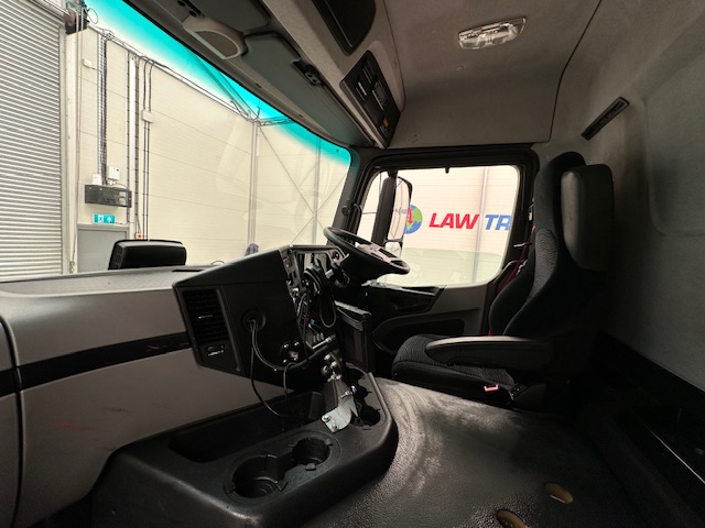 Mercedes Antos 2532 6×2 Rear Lift Day Cab Fridge Box