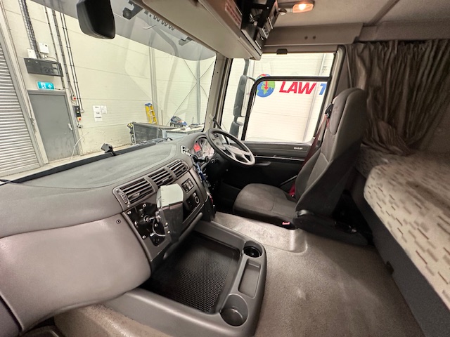 DAF CF 370 6×2 Sleeper Cab Fridge Box