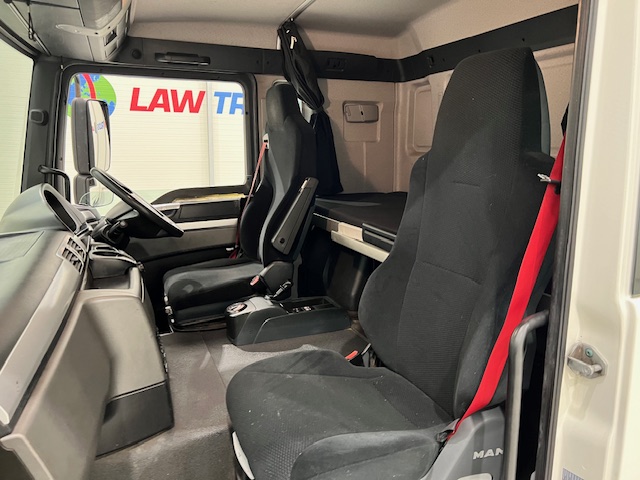 MAN TGM 18.250 4×2 Sleeper Cab Curtainsider