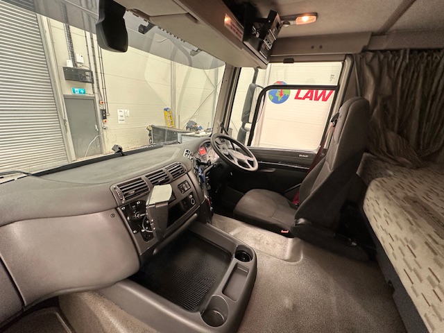 DAF CF 370 6×2 Sleeper Cab Fridge Box