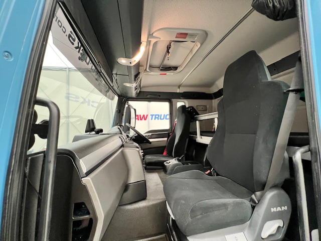 MAN TGS 26.320 6×2 Sleeper Cab Insulated Box Van