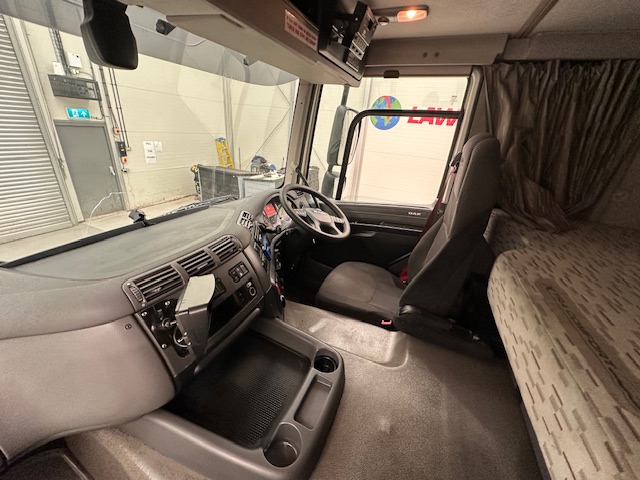 DAF CF 370 6×2 Sleeper Cab Fridge Box