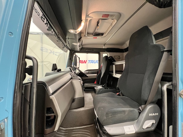 MAN TGS 26.320 6×2 Sleeper Cab Insulated Box Van