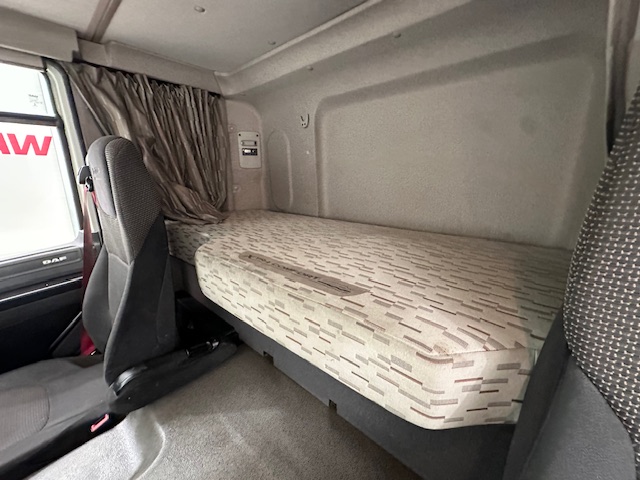 DAF CF 370 6×2 Sleeper Cab Fridge Box