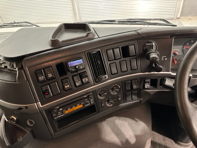 Volvo FM 300 6×2 Sleeper Cab Curtainsider