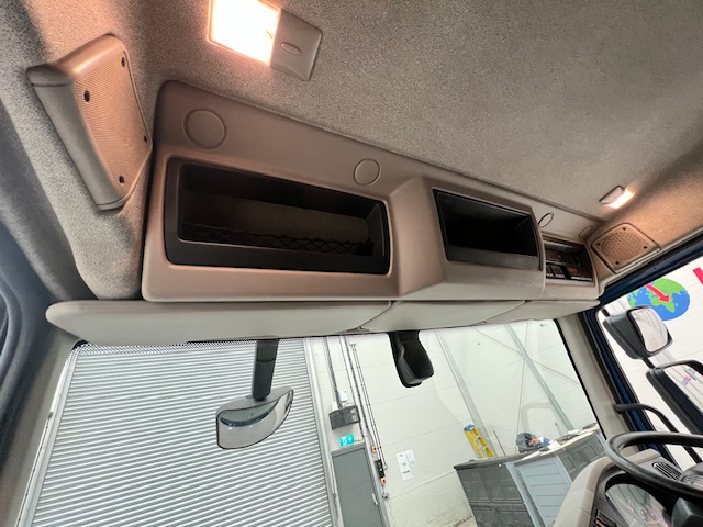 DAF LF 180 Day Cab Dropside with Tail Lift