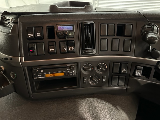 Volvo FM 300 6×2 Sleeper Cab Curtainsider