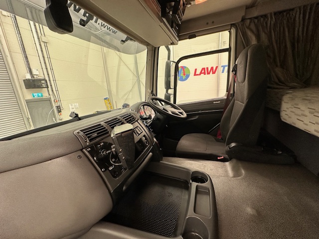DAF CF 370 6×2 Sleeper Cab Fridge Box