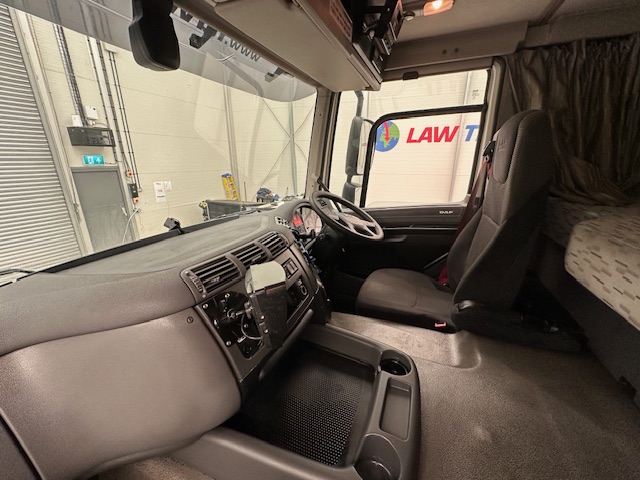 DAF CF 370 6×2 Sleeper Cab Fridge Box
